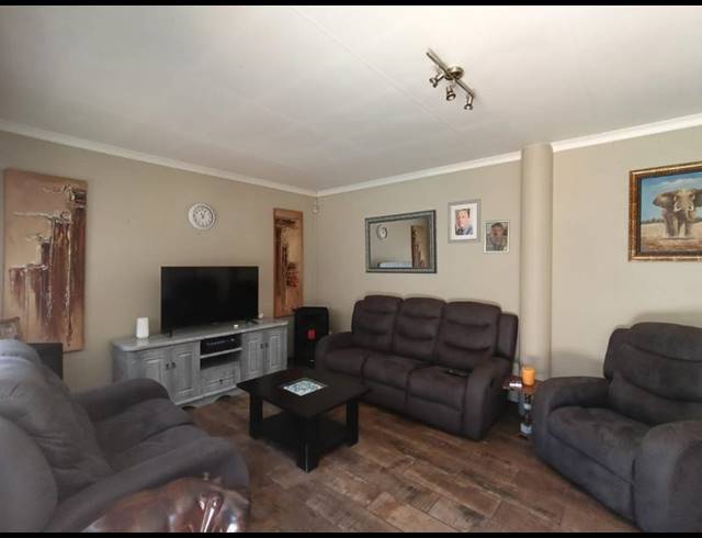 5 BEDROOM HOUSE FOR SALE IN LODEYKO